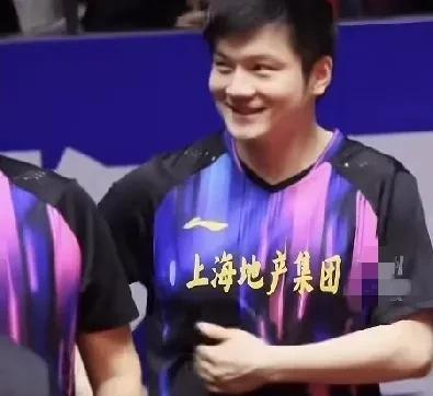 乒超联赛第一阶段
就这么快结束了
队员的笑着握手告别
赛场上拼搏
球不落地
绝不