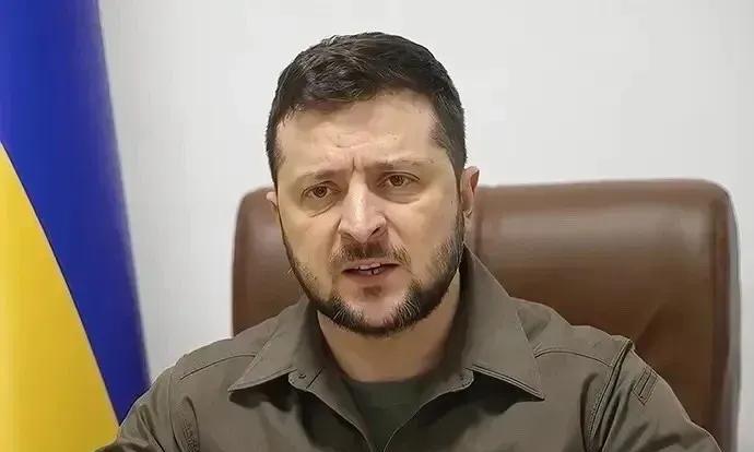 就在泽连斯基为6000具乌士兵遗体焦头烂额时。乌前总理再爆猛料:泽连斯基干不下去