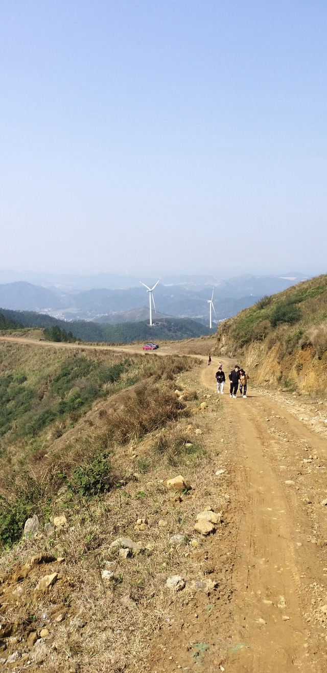 爬山路发动机启动不了了
昨天想去看大风车，于是开车去爬山路，不是水泥路，是泥路，