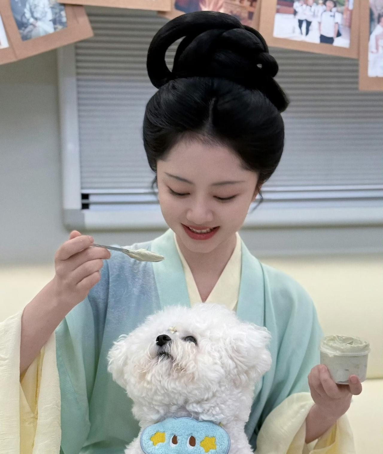 谭松韵身穿青黄渐变戏服，和宠物爱犬“缪缪”的温柔互动好萌啊！
据悉正在拍摄的《兰