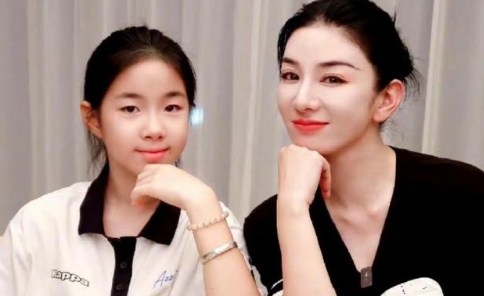 黄奕女儿想去韩国当练习生！孩子有梦想挺难得的，但练习生那强度可不是闹着玩的，尊重