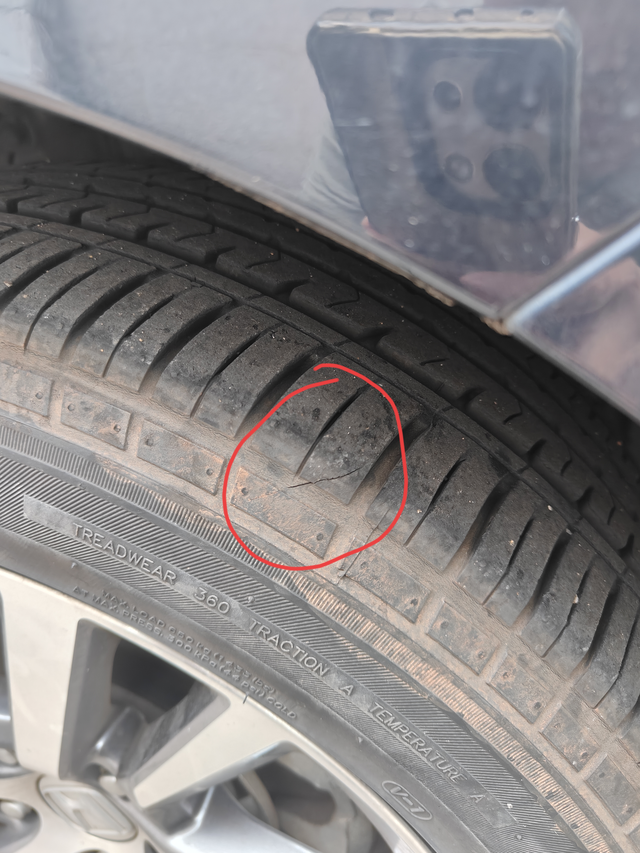 轮胎裂痕怎么处理
轮胎出现图示裂痕要怎么处理呢？要换吗