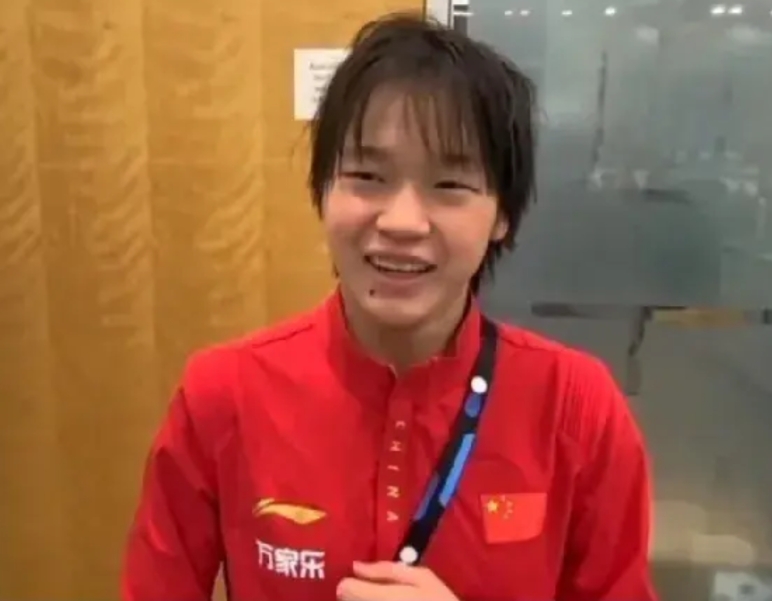 全红婵回应获得亚军

在连续获得了两个亚军后，全红婵接受采访回应称:““体重涨了