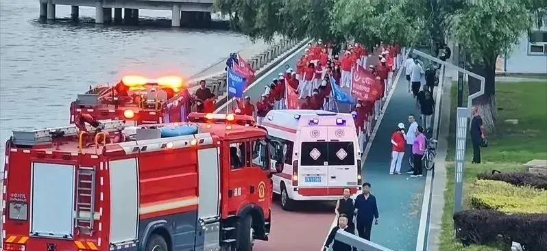 暴走团与执行公务的车辆，到底谁该给谁让行？公理究竟何在？
首先，辽宁暴走团虽然统