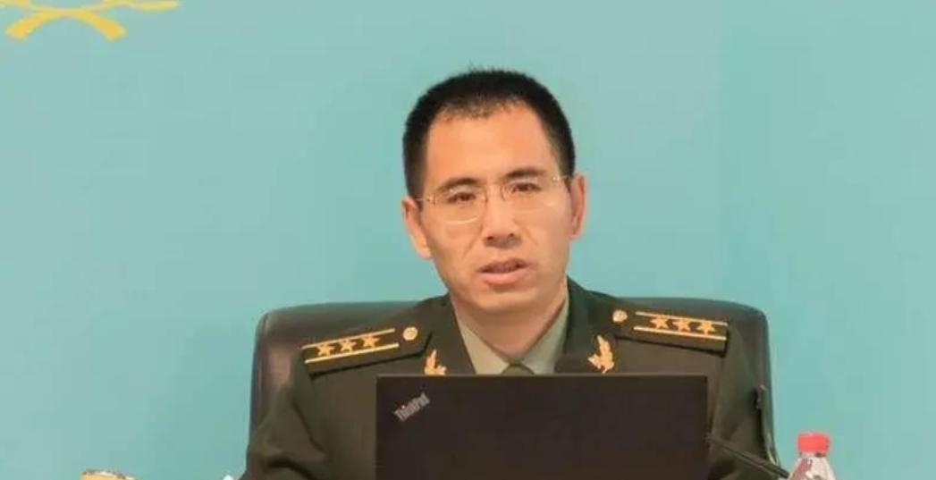 “泪目！”内蒙古一光棍收养两个月大男婴，含辛茹苦把他养大。40年后，男孩当上了武