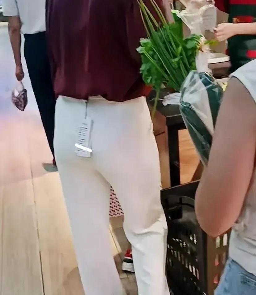 真不理解这种人！
贴身的衬衫不洗就直接穿，不脏吗？谁买了新衣服不是洗完再穿！
今