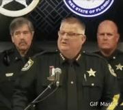 美国警长公然威胁抗议民众！
据社交媒体消息，美国佛罗里达州一名警长非常强硬，公然