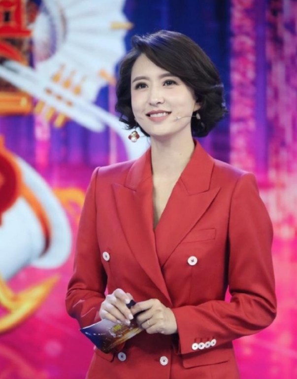45岁前央视主持人张蕾一段主持视频引爆舆论场。她在社交平台晒出健身照，配文“人心