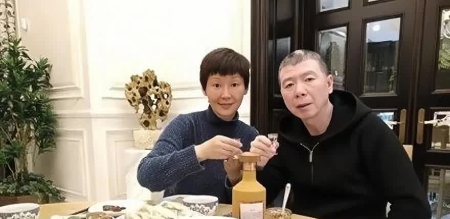 冯小刚徐帆大明星吃的东西和咱普通人没啥区别，也是黄瓜茄子啥的