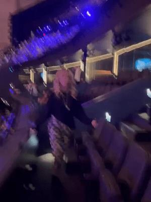 珍妮巴斯：100亿啊！100亿！一生一世花不完。
巴斯家族将把湖人的大部分股权出