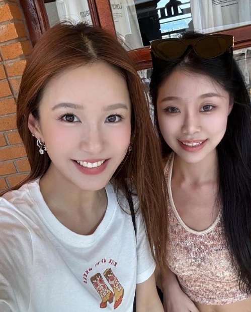 陈赫老婆张子萱在韩国济州岛被偶遇，她的穿衣打扮好时尚，皮肤太好了，看起来少女感满