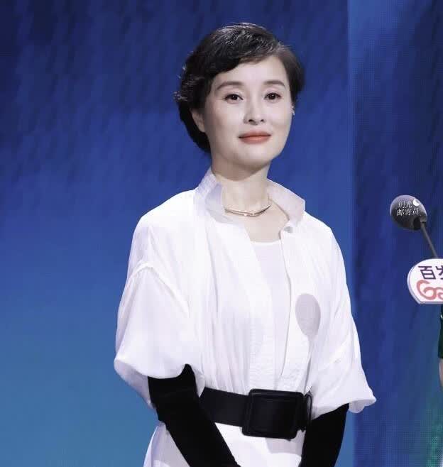一直非常欣赏的一位演员，喜欢她不是因为她长相，也不是因为她演技好，而是她那份岁月