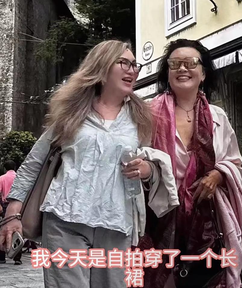 在欧洲度假的张兰发新视频
宣布了自己下一阶段的新工作目标：要做一名穿搭时尚博主！