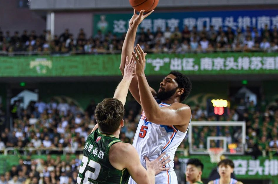 新疆男篮客场113-108险胜同曦，总比分2-0晋级！外援劳森成为关键先生，最后