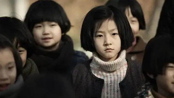 金赛纶：最心酸女星！25岁满头白发，浑身上下没一件首饰，廉价毛衣都起球