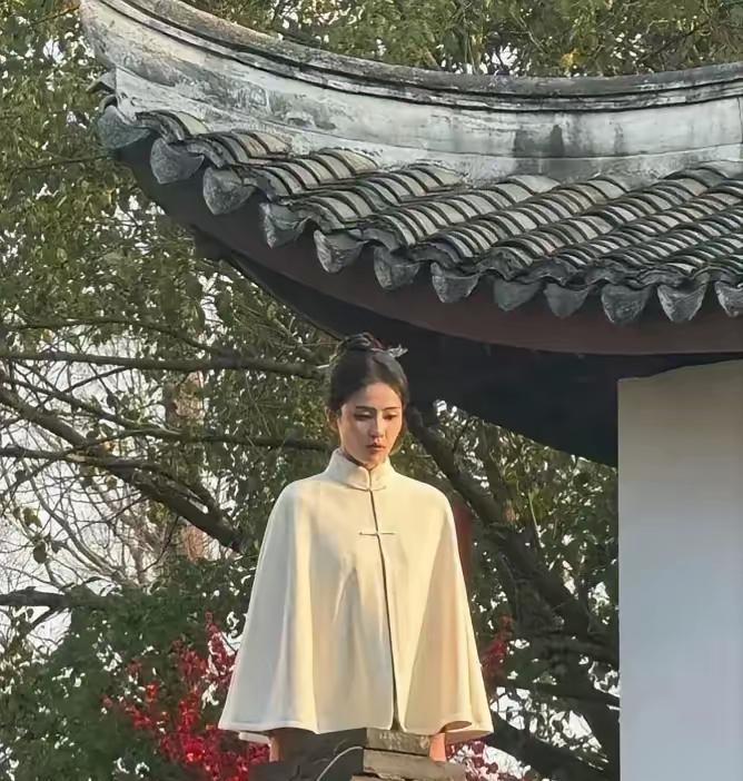 你真的不考虑报警吗
真的很想找语言夸夸你，但是满脑子只有四个字晴天娃娃。
不知道