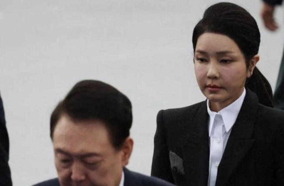 韩国国民大学周一（7月21日）宣布，由于前总统尹锡悦的老婆金建希的硕士学位被母校