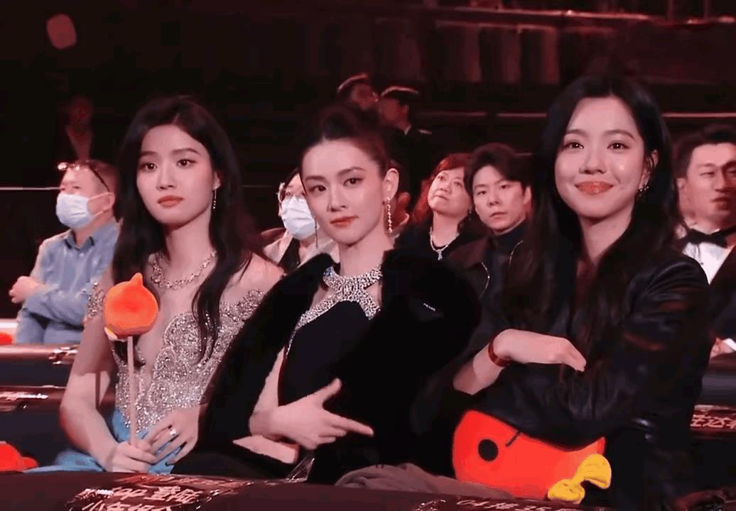 只要有陈昊宇在的镜头里，没有任何一个女明星能够美过她。
陈昊宇的眼神非常特别，又