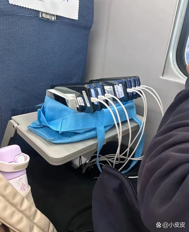 这是干什么的？坐高铁都背这么多手机。