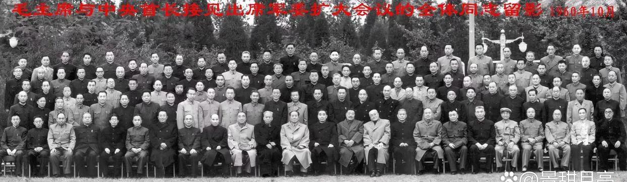 1960年10月
毛主席与中央首长接见出席军委扩大会议的全体同志合影留念。
