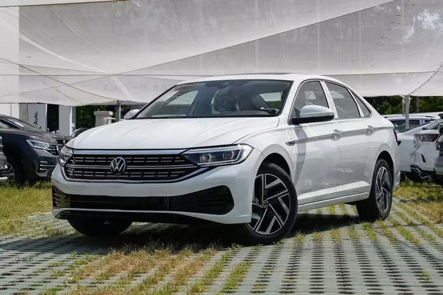 大众服务态度真垃圾
本人在四线小县城，大众的品牌在当地很受欢迎。
我本来想去买星