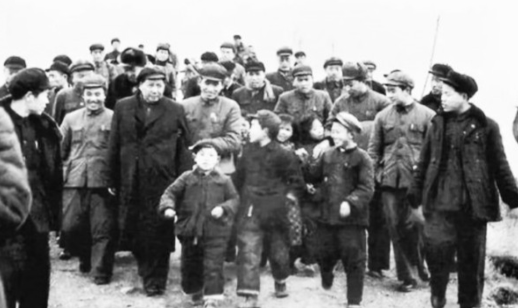 1953年秋天，毛主席走在去黄鹤楼的路上，瞧一瞧走在毛主席前面的那个男孩，好嗨哟