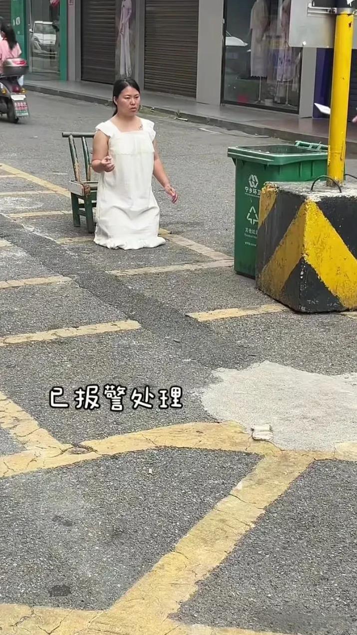 早上7点，一女孩精神恍惚地站在街头，看年龄大概27、28岁，目光呆滞，六神无主。
