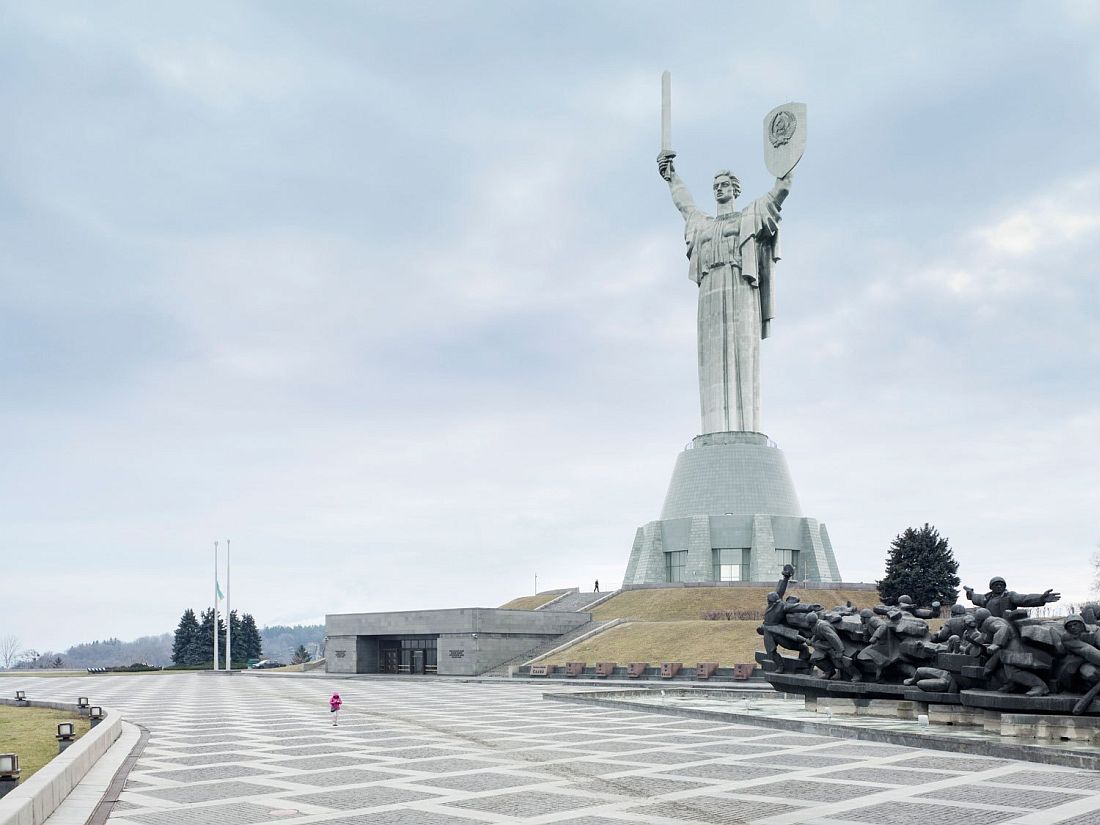 乌克兰基辅的祖国母亲雕像，62m，建于 1981 年。