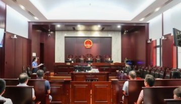 山东威海，刘先生经营着一家酒店，为给老母亲庆生，他邀请亲戚朋友到酒店热闹一番。期