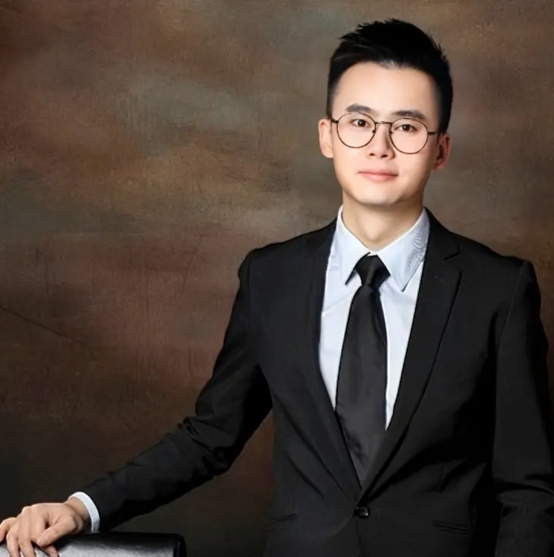 真的好优秀啊，复旦大学120周年校庆两位主持人介绍：
一、男主持人：熊浩
熊浩，
