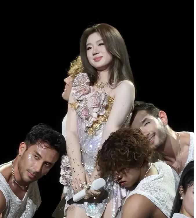 哇塞！单依纯现在简直太惊艳了吧？！我刚点开看到那张照片，完全不敢相信这就是她！以