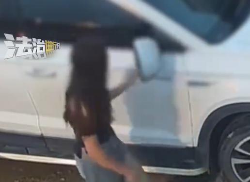 #女生掰路边小车后视镜当镜子# #女生掰坏小车后视镜车主损失1000# 6月19