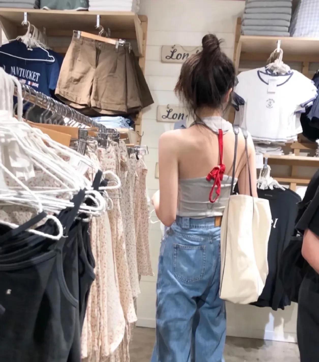 请问你家孩子也这样吗？
侄女25岁还没结婚，
在北京做教培工作。
可是至从她上班