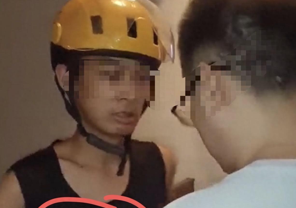 网上闹得沸沸扬扬地快递小哥抹脖事件，官方的通报来了！
事情发生在浙江嘉兴，而伤人