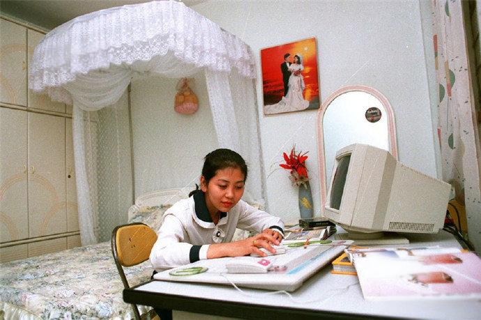 1994年广州的一户人家。难以置信，照片中美国制造的电脑价格3万人民币。 ​​​