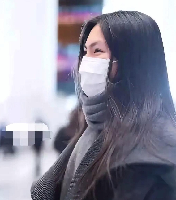 李湘精心雕琢王诗龄多年，在她镜头下，王诗龄又瘦又美又贵。可王岳伦一出手，似乎就打