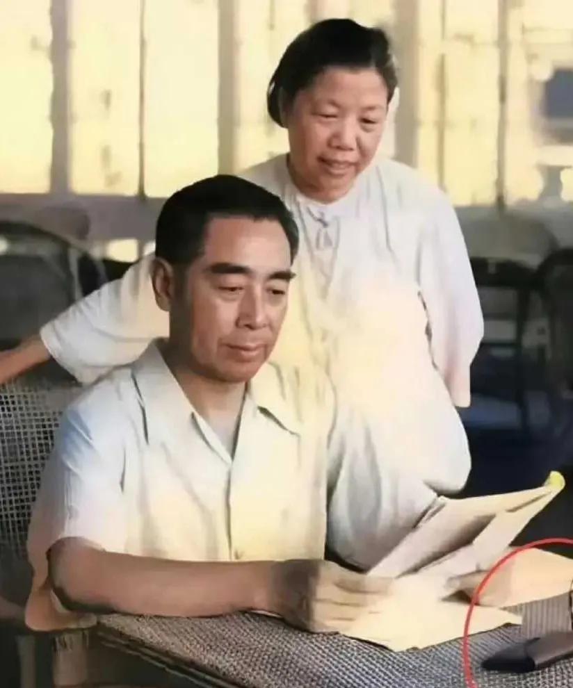 周恩来夫妇一生为人民服务，他们是夫妻也是革命伴侣。他们养了许多孩子，却没有自己的