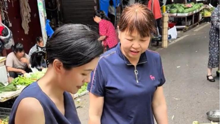 杨乐乐挂端午节艾草，家中别墅罕见出镜