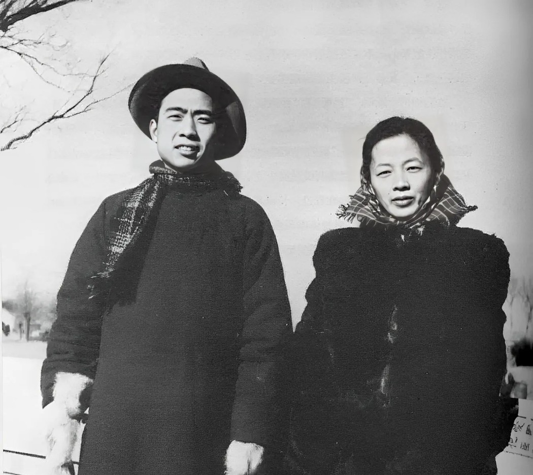 1901年，闻一多和高孝贞订婚。到新婚夜，高孝贞让闻一多睡地上，闻一多没好气问：
