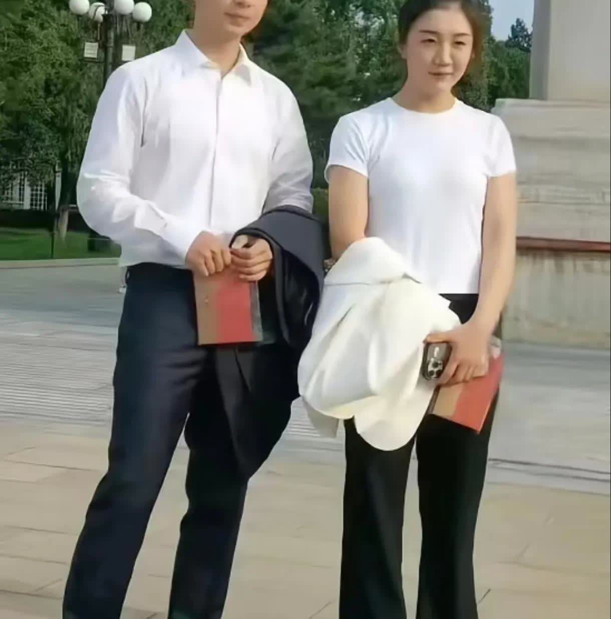这样的衣服，怎么看得到！
马龙、陈梦受邀观看阅兵，他们二人身穿白色上衣，黑色裤