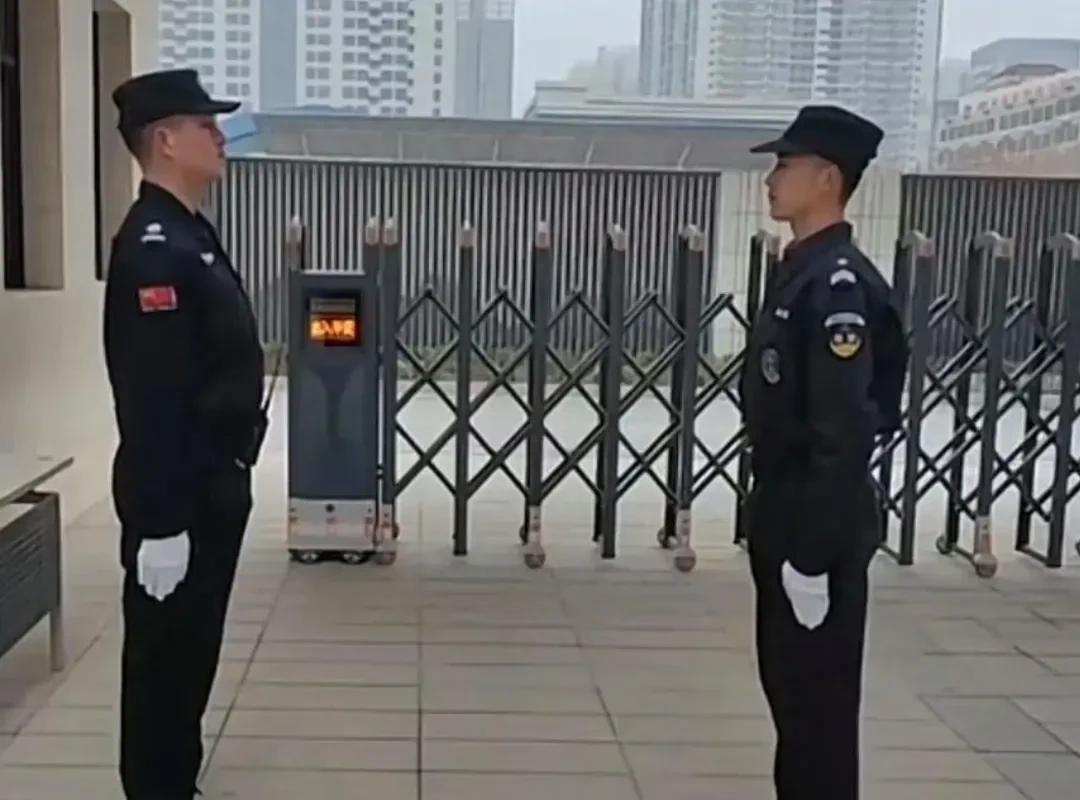 #为什么保安队伍中年轻人越来越多了#
因为现在的大环境内卷，工作都不好找，还有就
