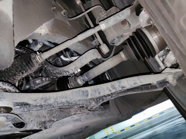 我的转向拉杆是不是变形了
我前几天下班从路边停车位出来，没太注意右前轮和马路牙子