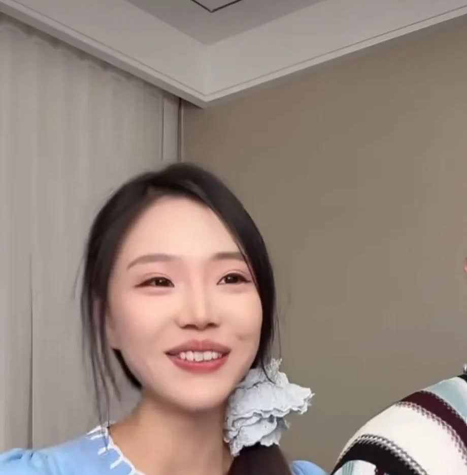 付潇倩也说了，
霸总黄炎女朋友很少的，
有的网友们都说黄炎有很多女朋友之前，