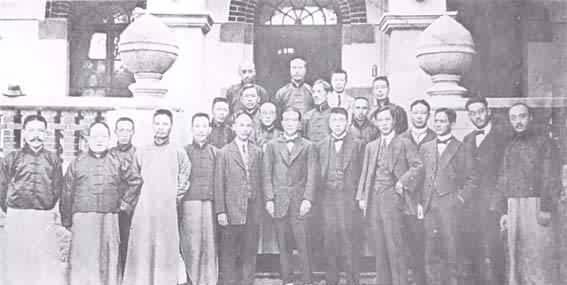 华盛顿会议有两个主要议题，一是限制海军军备问题，二是远东和太平洋问题。为此，除由