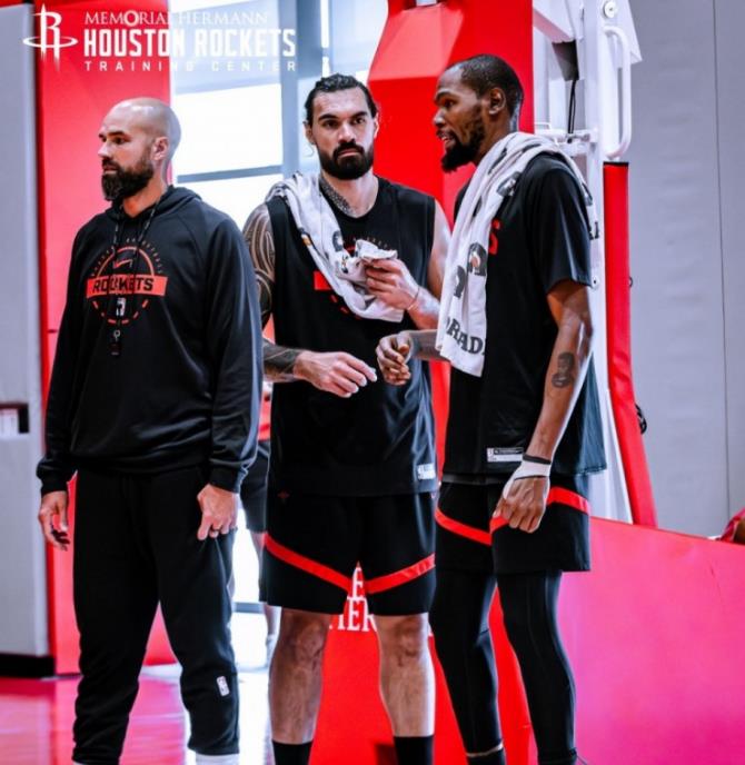 我们知道一支球队想要拿下NBA总冠军，除了自身实力必须要强大、各个位置没有短板之