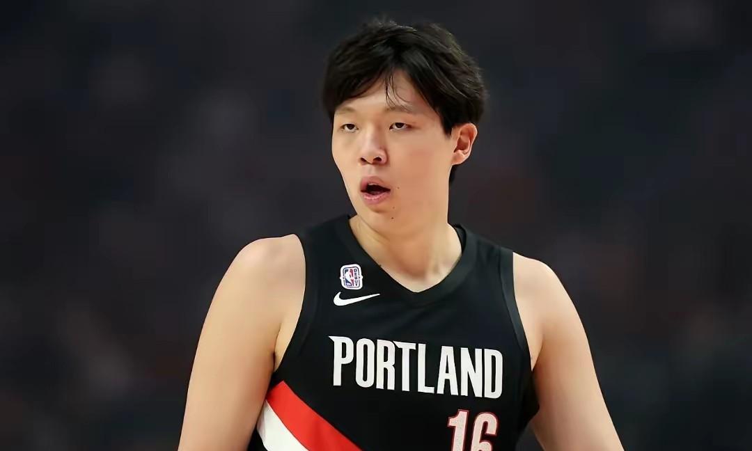 作为打工人，大家可千万不要小瞧人家杨瀚森，虽然说杨瀚森在开拓者打得的确拉胯，甚至