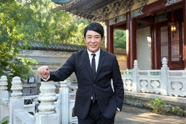 现年57岁的梁思浩近年与无线（TVB）破冰，因回巢主持《通灵之王》系列而人气急升