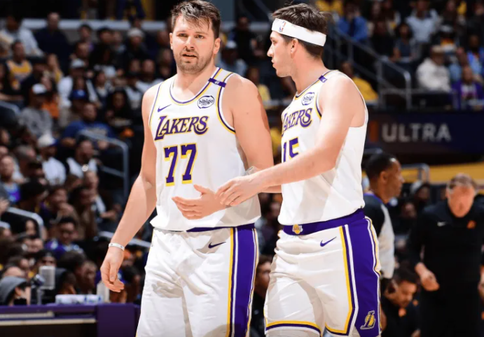 湖人记者晒出了一组数据，列出了本赛季NBA场均得分最高的双人组合：
1、东契奇 