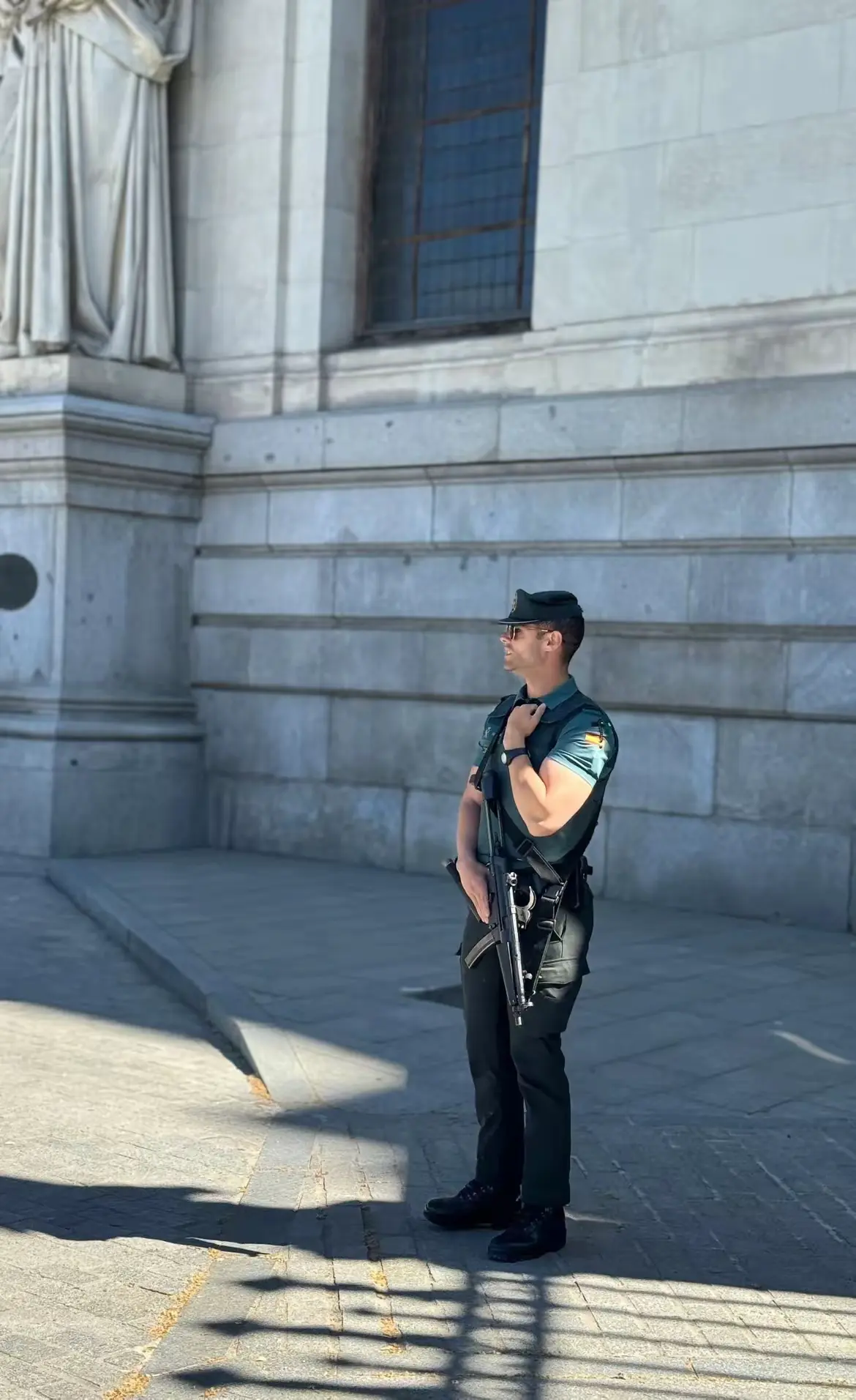 西班牙警察的制服是认真的吗？