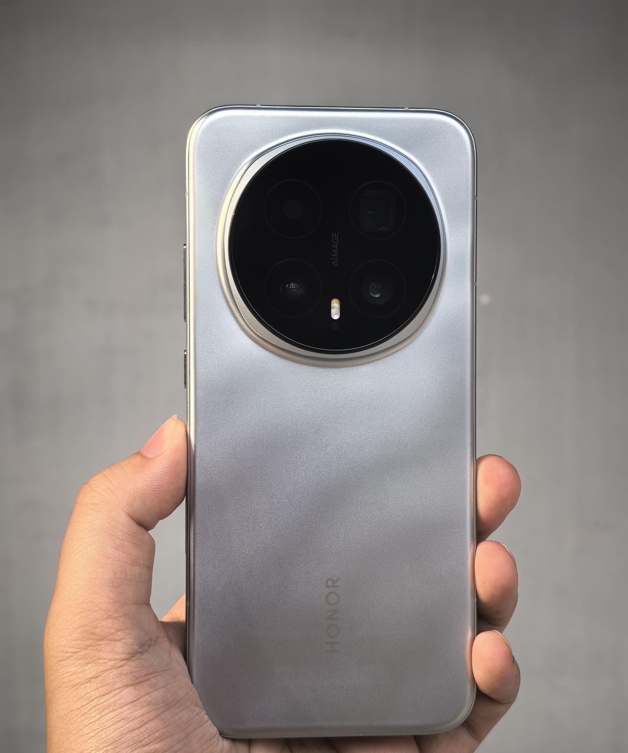 不装摊牌了，已经拿到荣耀 Magic8 Pro 天青色了，应该是 2025 下半
